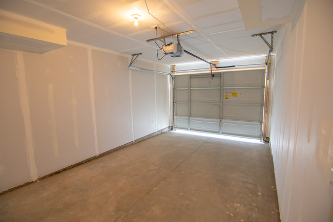 Building Photo - Gorgeous Townhomes in The Boulders!