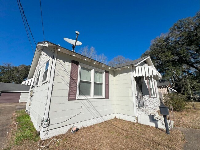 Building Photo - 3 bedroom, 2 bath home located in Baton Ro...