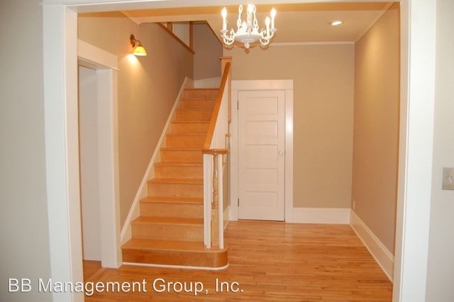 Building Photo - 2626 SW Upper Drive Pl