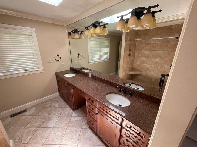 Building Photo - Elegant 4bd/3ba Home with Fenced-in Backyard