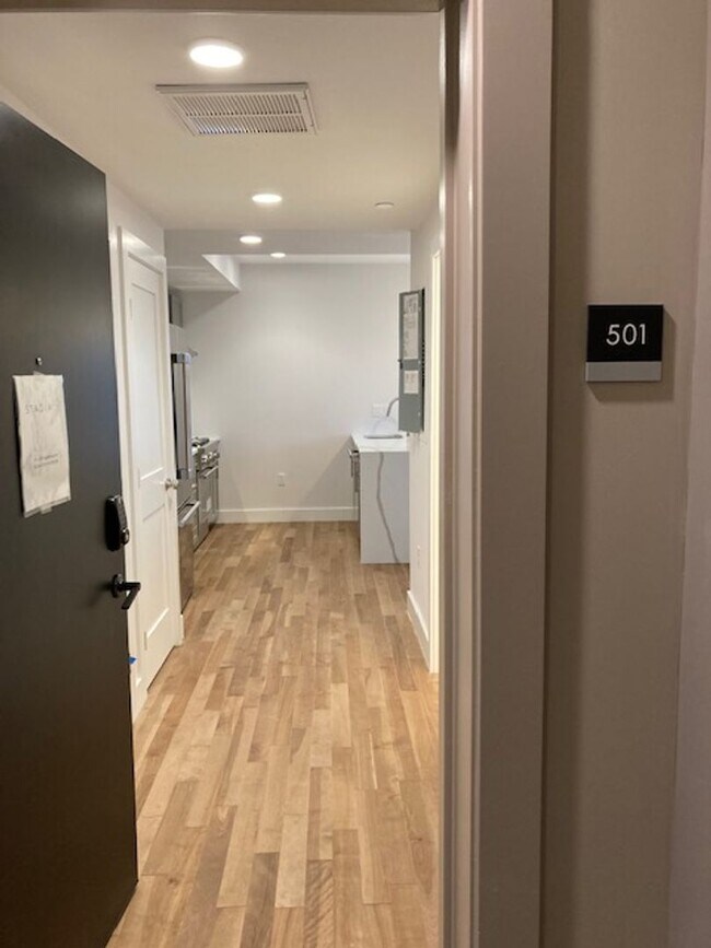 Foto del edificio - 2BR 2Bth unit. Great location! Easy access to Mass Pike. Laundry IN UNIT!