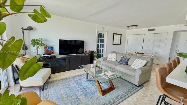 Foto del edificio - 7601 Byron Ave