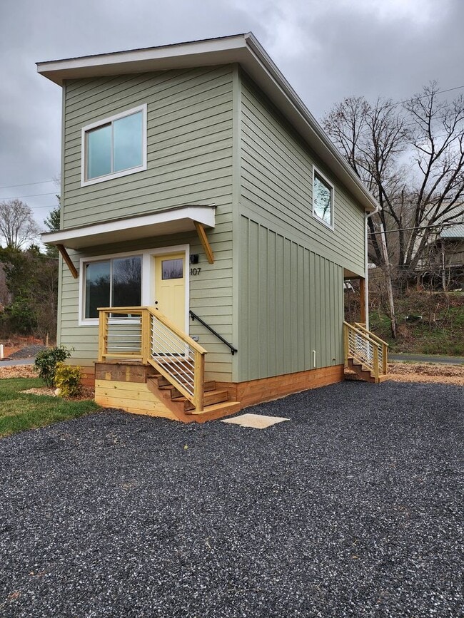 Building Photo - ***6 Month Lease***East Asheville Rental