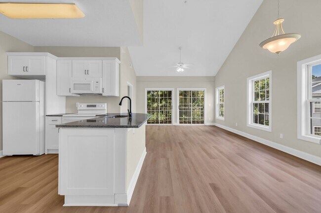 Foto del edificio - Beautifully renovated condo offering 3 Bed...