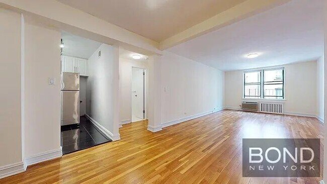 Foto del edificio - 305 W 13th St