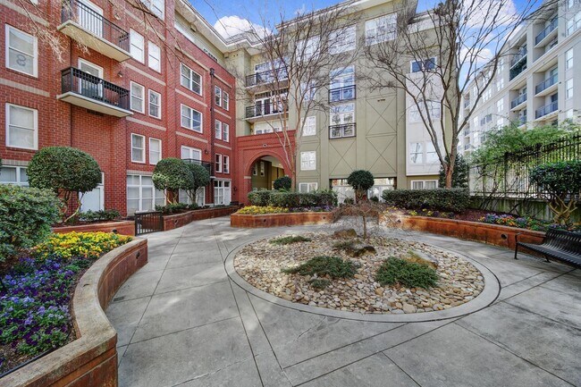 Foto del edificio - Beautiful 2 Bed 2 Bath Condo in Dilworth!