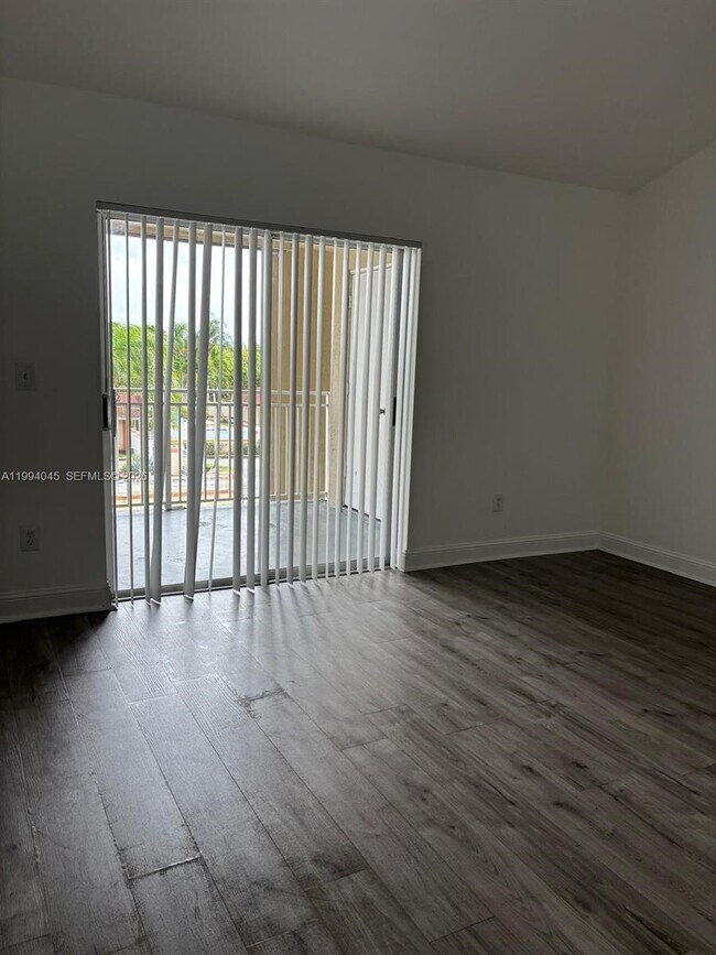 Foto del edificio - 18810 NW 57th Ave