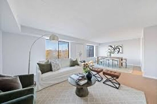 Building Photo - No Brokers Fee, Coolidge Corner Location, Laundry, Parking Elevator in the Building