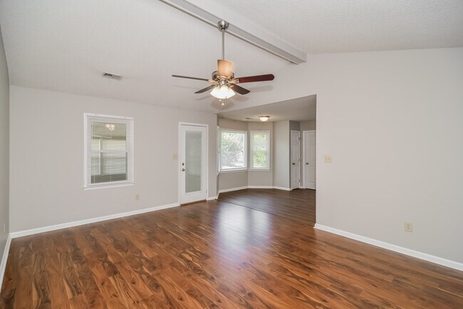 Foto del edificio - 12661 Dickens Ln