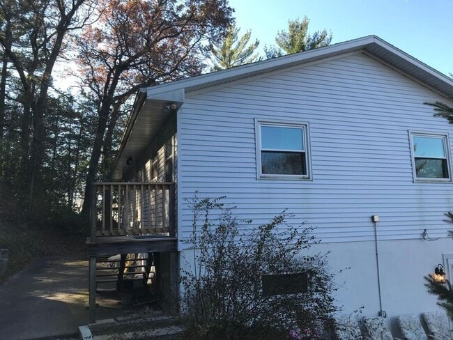 Building Photo - Hillside Triplex