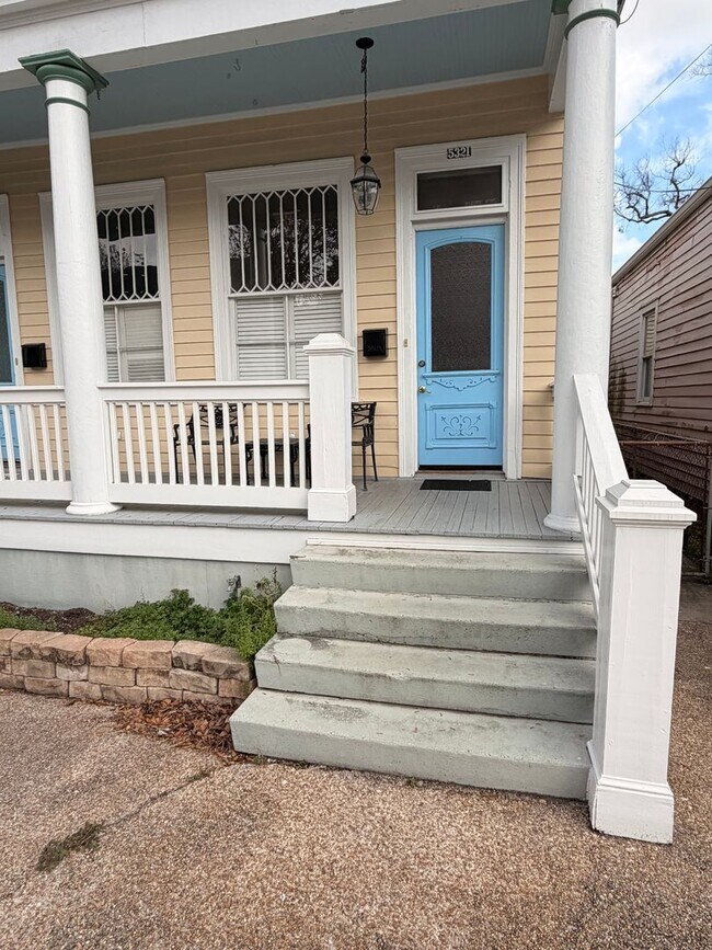 Building Photo - Gorgeous 1BD/1.5BA Uptown