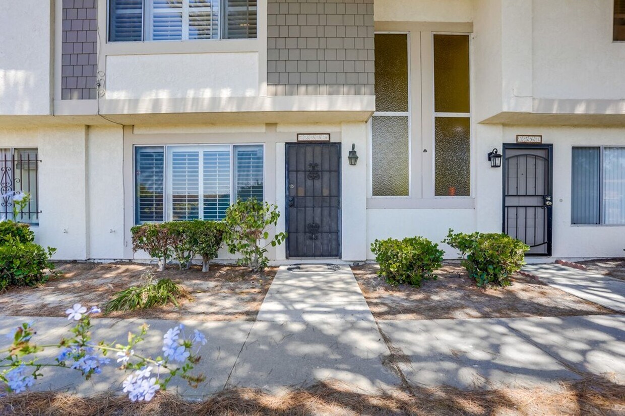 Primary Photo - 3 Bedroom Townhome With Beautiful Sunset V...