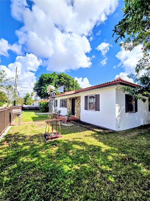 Foto principal - 5451 SW 5th Ter