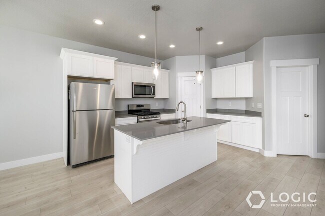 Building Photo - Gorgeous Townhome in Great Location!