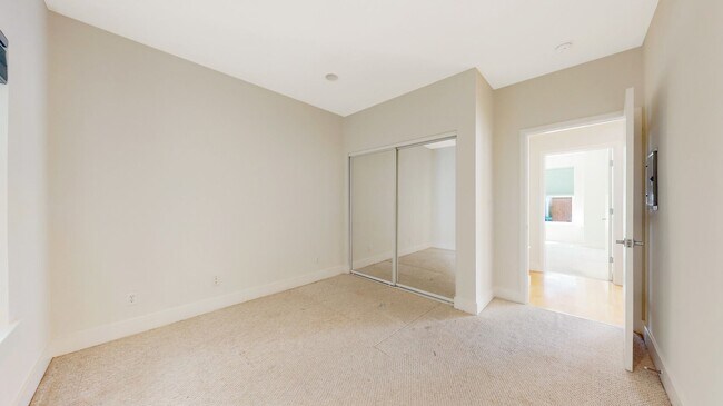 Foto del edificio - 2 bedroom 1 bathroom with Garage Parking