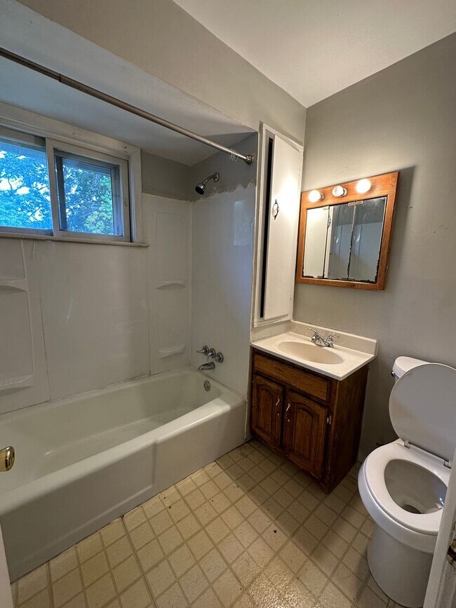 Building Photo - Multi-Family House 3 bed 1 bath FOR RENT!
