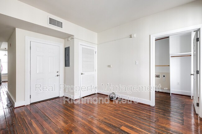 Building Photo - 1321 1/2 E. Main St.