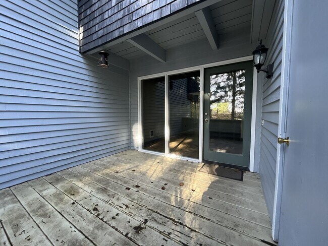 Foto del edificio - Cozy Portland Home with Spacious Living Room & Fenced Backyard