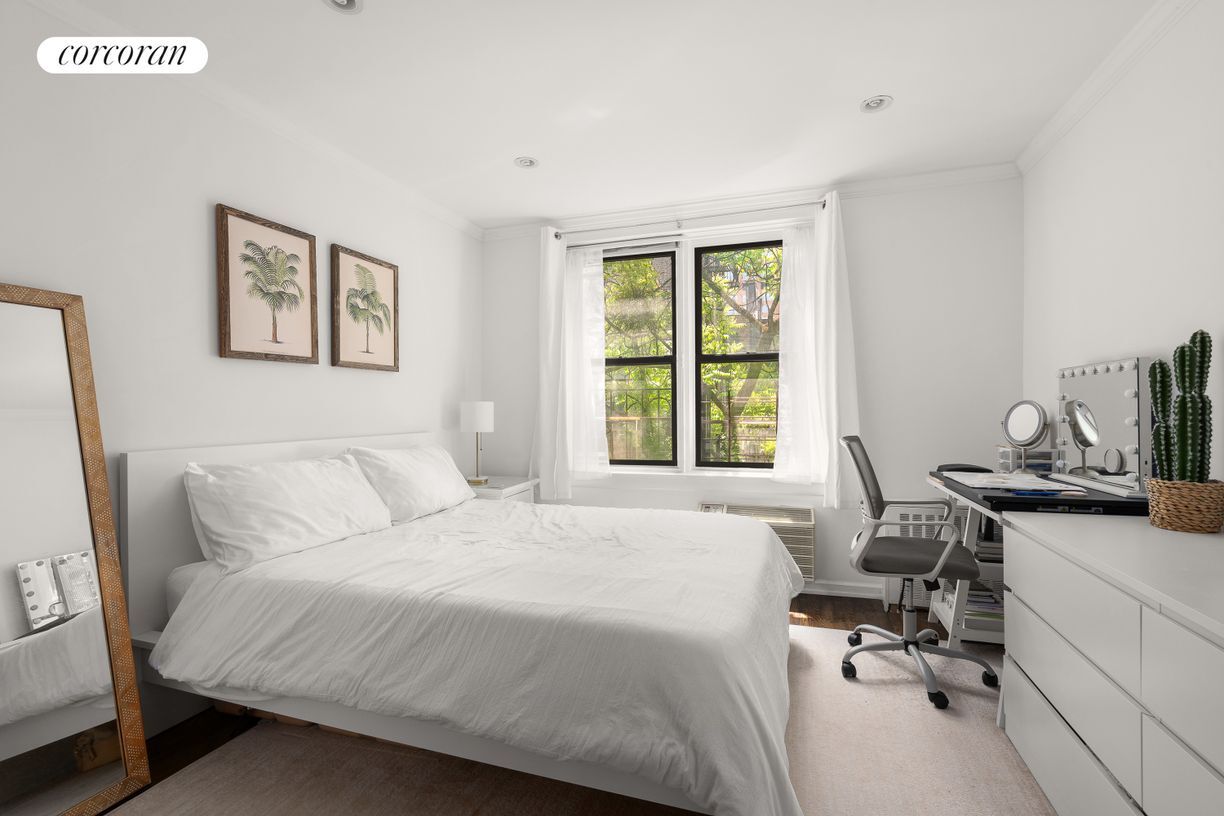 Foto del edificio - 328 W 19th St