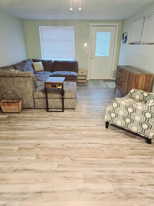 Foto del edificio - Adorable 2/1.5/1 Mostly Furnished House in...