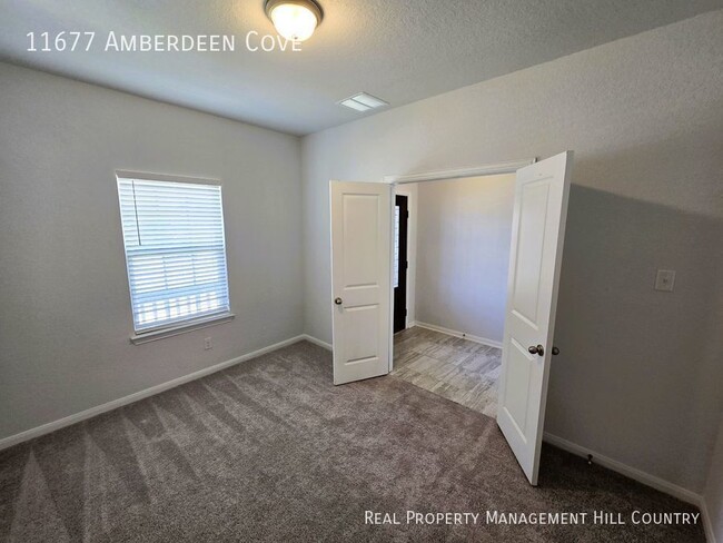 Building Photo - Spacious Far West Side Home with Easy Access!