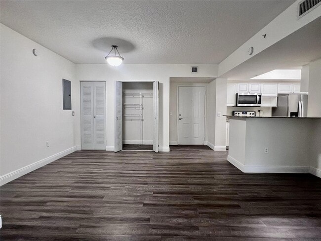 Foto del edificio - 18335 NW 68th Ave