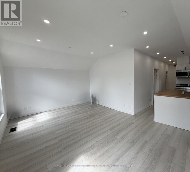 Photo du bâtiment - 90 Wellington St E