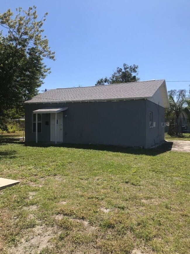Building Photo - 2 Bedroom, 1 Bath Home - ST PETERSBURG