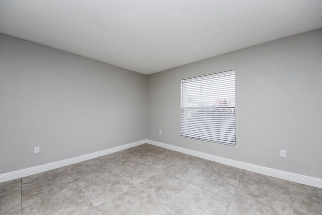 Building Photo - 310 Medina Ct