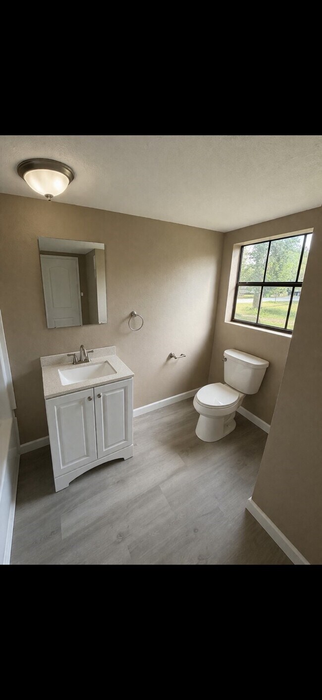 Foto del edificio - 14 Lakeview Dr