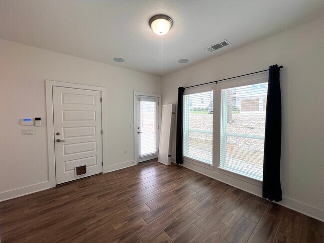 Foto del edificio - Modern Three-Story Large 2 Bedroom and 3.5...