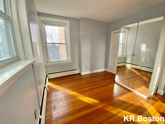 Building Photo - 327 Tappan St