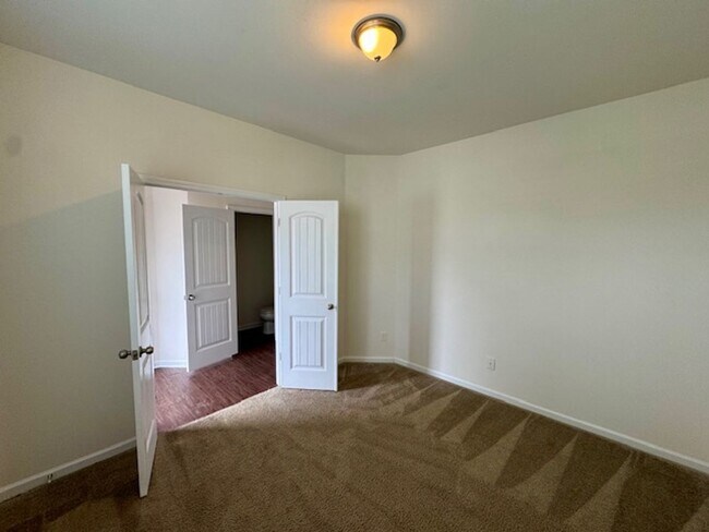 Foto del edificio - Crosstowne Townhome Available NOW!