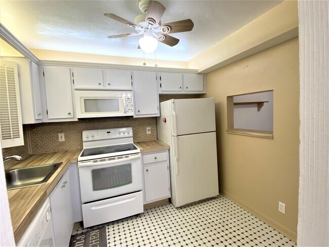Foto del edificio - 4640 Lucerne Lakes Blvd W