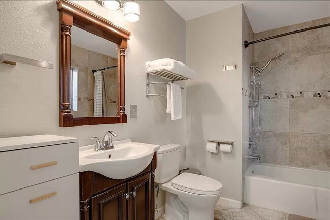 Building Photo - Cozy and Charming Studio Centrally Located