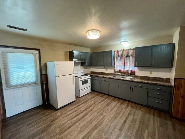 Building Photo - 2 Bed | 1 Bath | Duplex