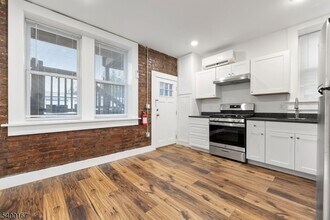 Building Photo - 200 Forest St