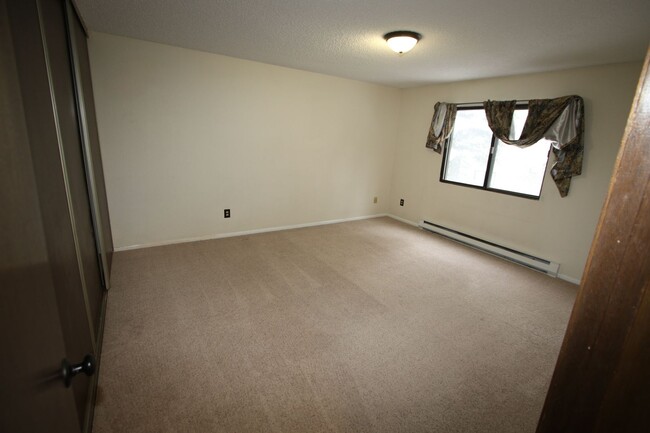Building Photo - 2 Bedroom Condo!