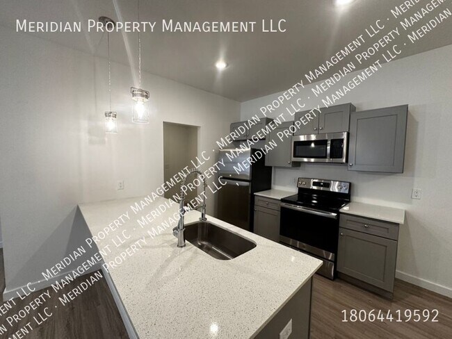 Building Photo - Three bed Three bath