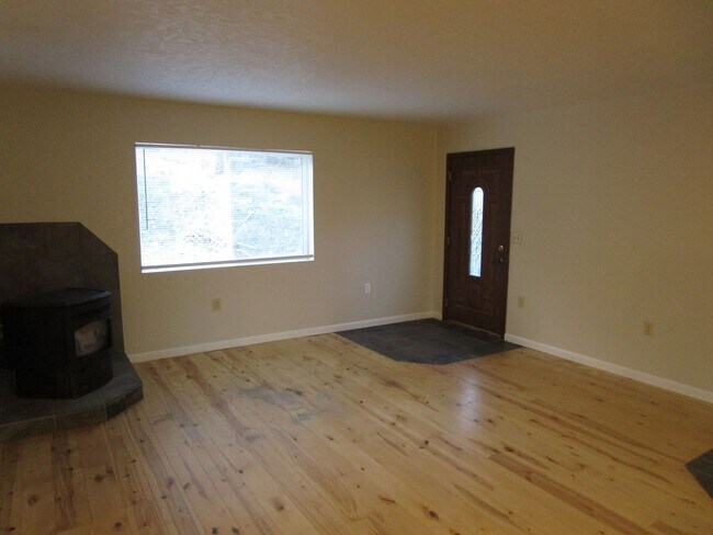 Foto del edificio - House on Lower Side of Juniper Canyon with Property Space - Available Soon!