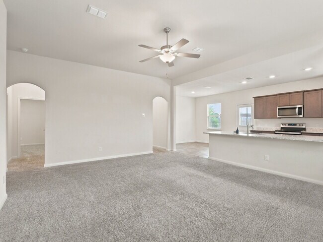 Foto del edificio - "Charming 4-Bed Oasis with 2 Baths in Fort Worth – Spacious 1,724 Sq Ft Gem!"