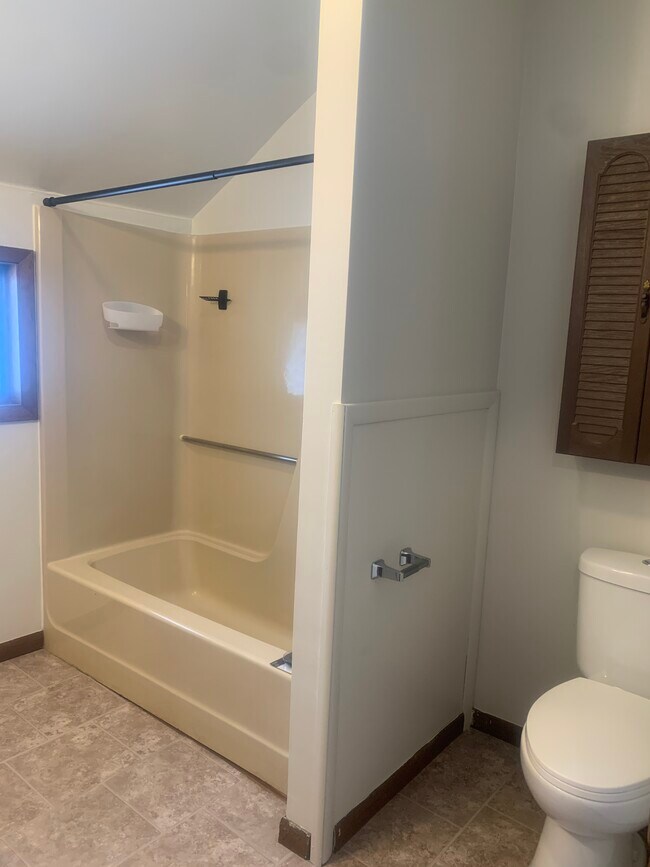 Baño - 210 N Sophie St