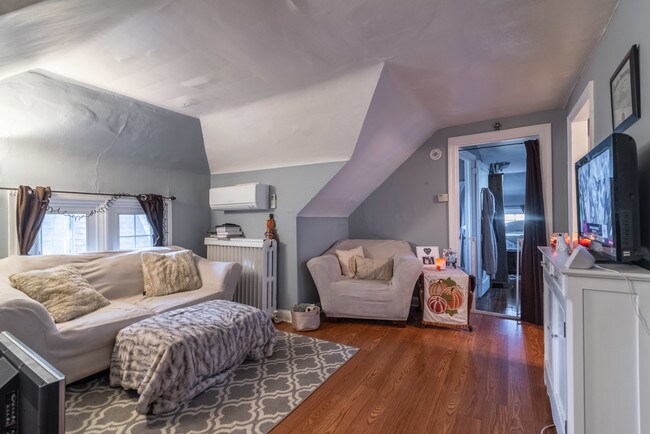 Living area - 322 Paxson Ave