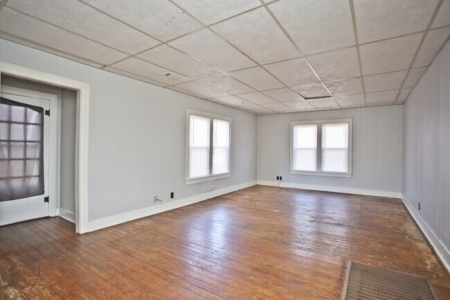 Building Photo - ***403 SW E Street***
