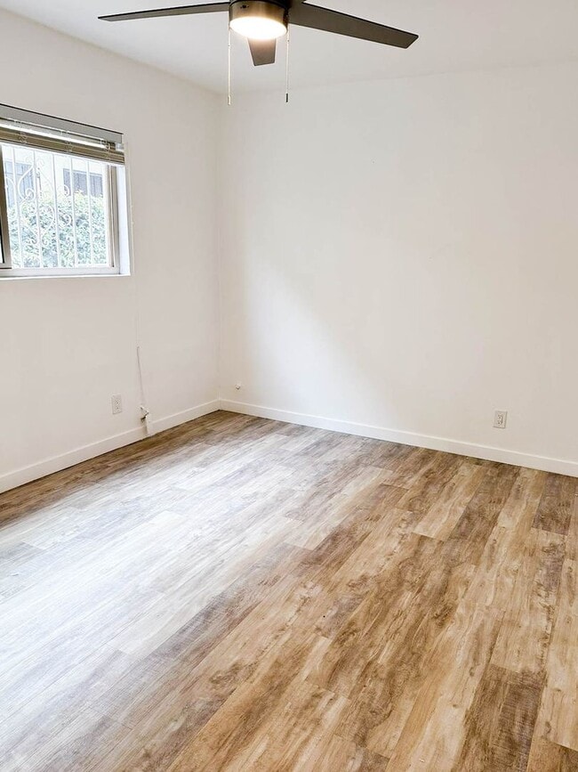 Building Photo - Venice - Close to the Waves - 1st Floor Larger 1-Bedroom W/ Parking Available