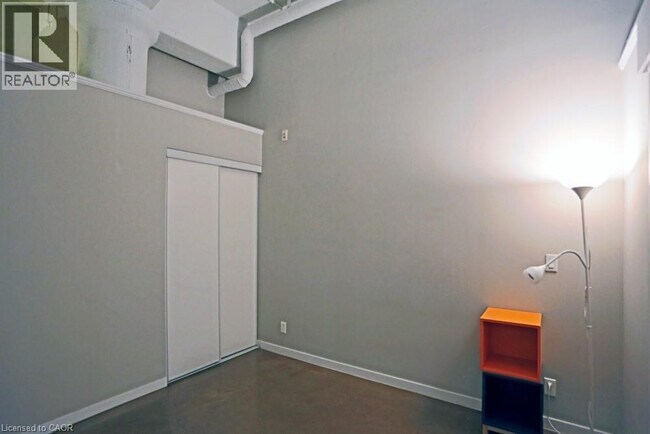 Photo du bâtiment - 404 King St W