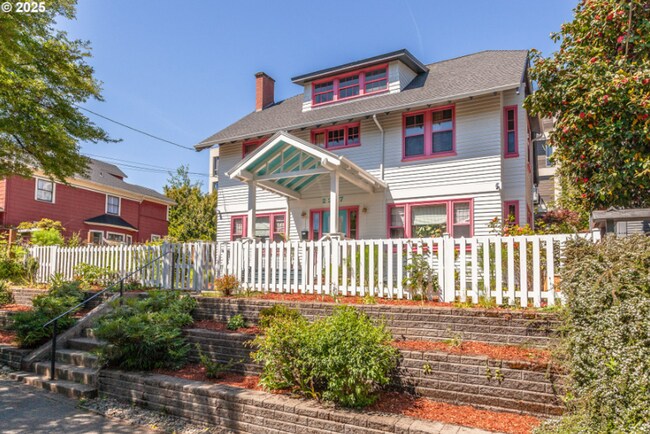 Foto del edificio - Grand 4-Bedroom Historic Home. Timeless El...