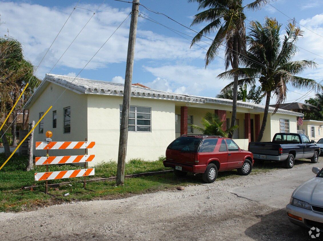 Building Photo - 351 Elm St