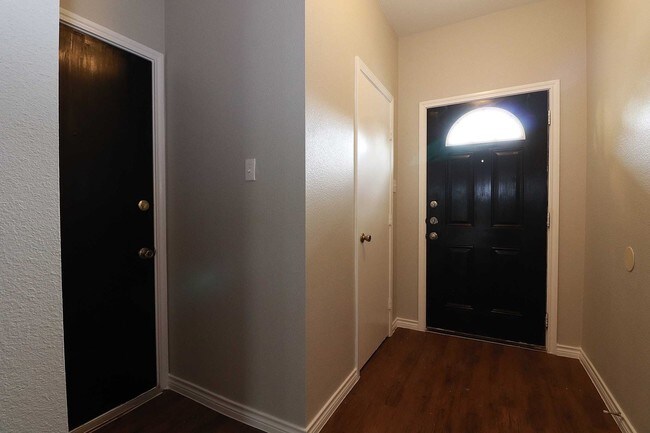 Foto del edificio - 7803 Kingsbury Way