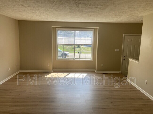 Building Photo - 2673 Woodmeadow Dr SE